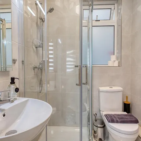 Stylish And Bright 2 Bedroom With Balcony Dcar1-1 Lägenhet *